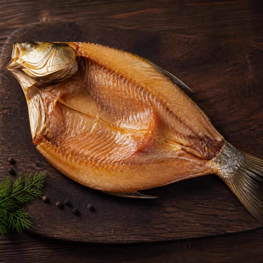 Толстолоб с головой и хвостом пласт х/к — рыба холодного копчения крупным планом на сланцевой доске, MaxFish Ростов-на-Дону